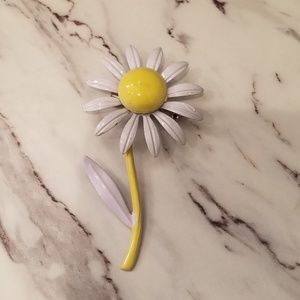 Vintage daisy pin.